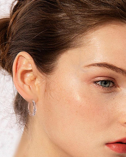 Grandes boucles d'oreilles créoles incrustées de strass